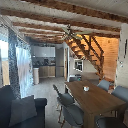 Holiday home Kaszebe Letniskowy Caloroczny Nad Jeziorem Radunskim